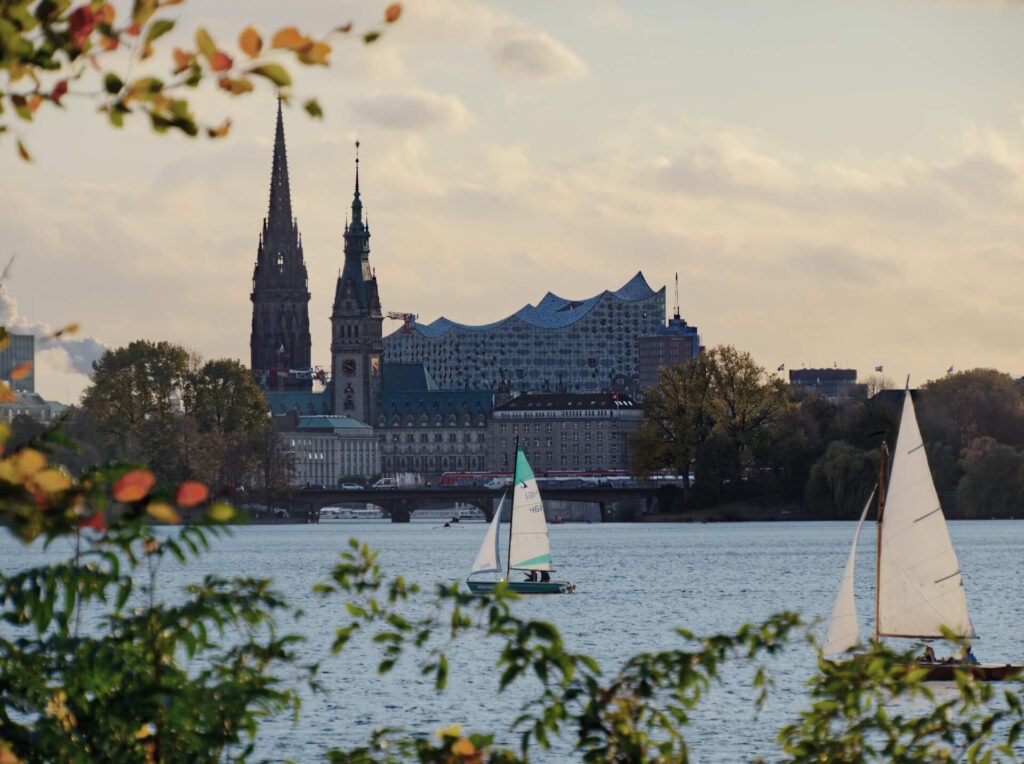 Stadtansicht von Hamburg mit Segelbooten